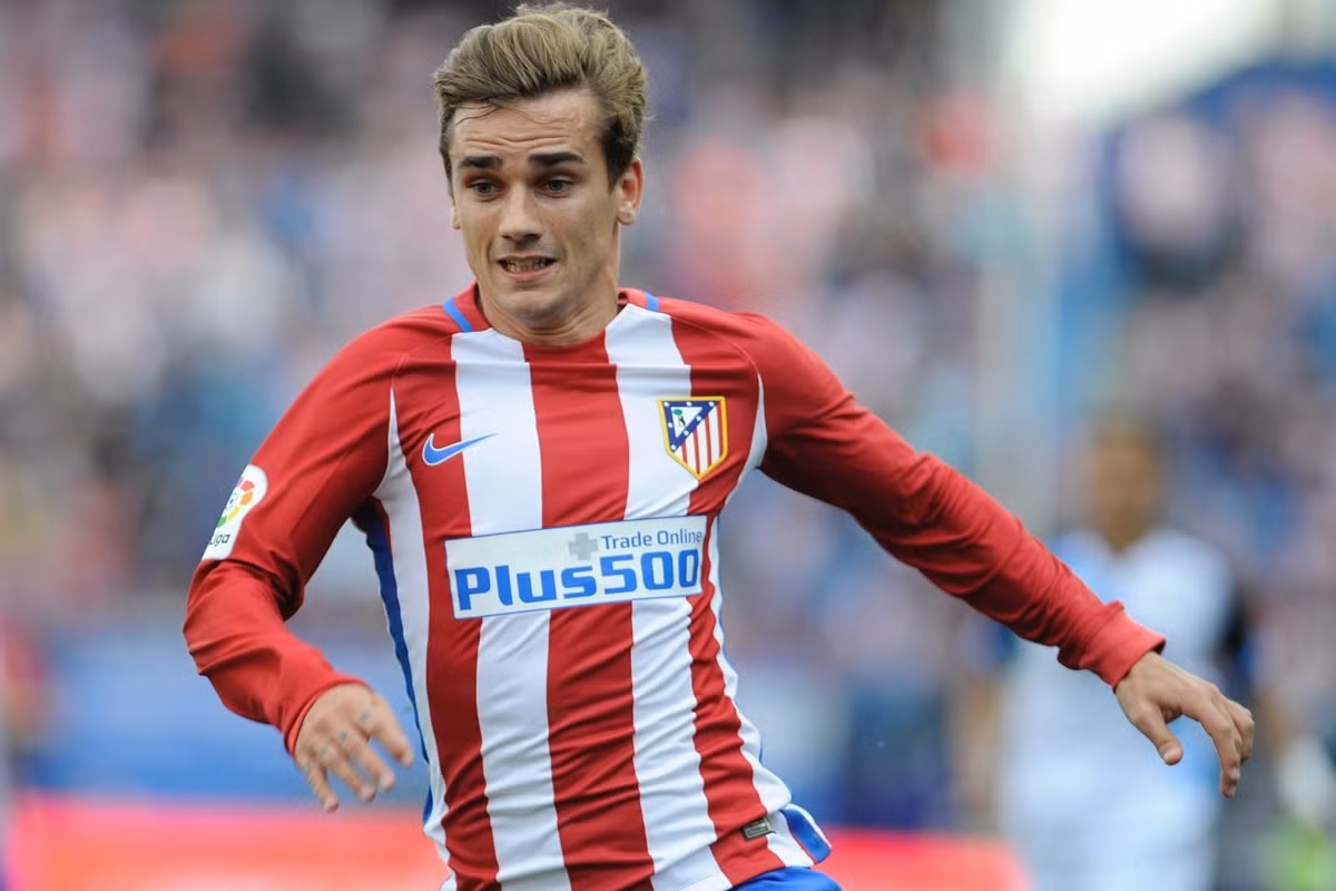 M.U "phá két" vì Griezmann: Theo thông tin c huyển nhượng bóng đá mới nhất từ tờ Daily Star, Quỷ đỏ sẽ chi 100 triệu bảng để chiêu mộ tiền đạo Antoine Griezmann của Atletico Madrid vào kì chuyển nhượng mùa Đông tới. Ảnh:Daily Star