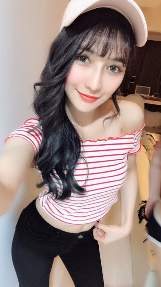 Sau khi được đăng tải không lâu, hình ảnh "nữ thần bán cá" Đài Loan đã nhanh chóng được lan truyền với tốc độ chóng mặt. Kèm theo đó là những bình luận tấm tắc về nhan sắc của cô gái.