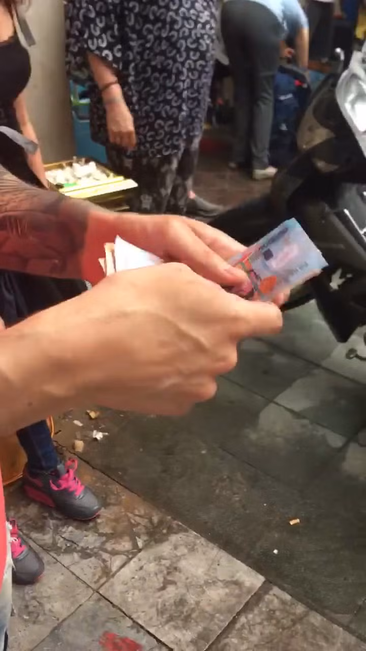 Khi kết thúc hành trình, hai vị khách du lịch nước ngoài đưa 1,5 triệu đồng và được thối lại 900 nghìn tiền âm phủ (bao gồm một tờ 500 nghìn và hai tờ 200 nghìn).