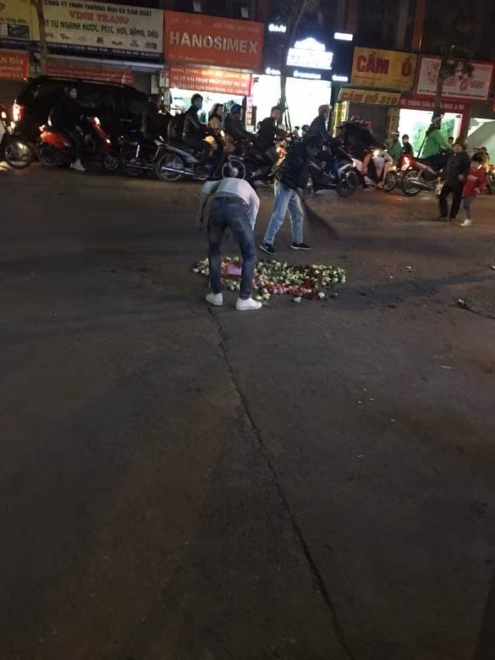Khi chàng trai muốn ôm cô gái vào lòng thì bạn nữ này cố giằng ra. Thấy thanh niên này có vẻ gay gắt, một số người chứng kiến vừa quay clip vừa lên tiếng cho rằng ai đó nên can thiệp để sự việc không bị đẩy đi quá xa.