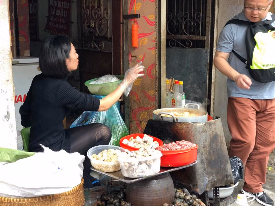 Theo chia sẻ của chị Hạnh Hoa (Kim Mã - Hà Nội) do sợ tăng cân, cũng một phần do ngấy các món ăn ngày Tết mà nhà nào cũng có, từ trưa mùng 2 Tết chị đã đi dạo phố tìm bằng được hàng bún riêu để thưởng thức.