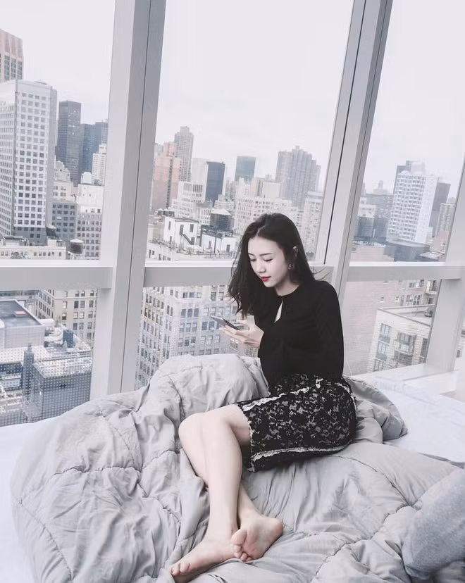 Vũ Ngọc Châm tranh thủ "sống ảo" trên chiếc giường sang chảnh trong một khách sạn ở trung tâm New York.