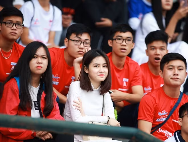 Nữ sinh duyên dáng được chụp lén trên khán đài một trận bóng của Giải bóng đá học sinh THPT Hà Nội này có tên là Trần Khánh Linh, sinh năm 2000.