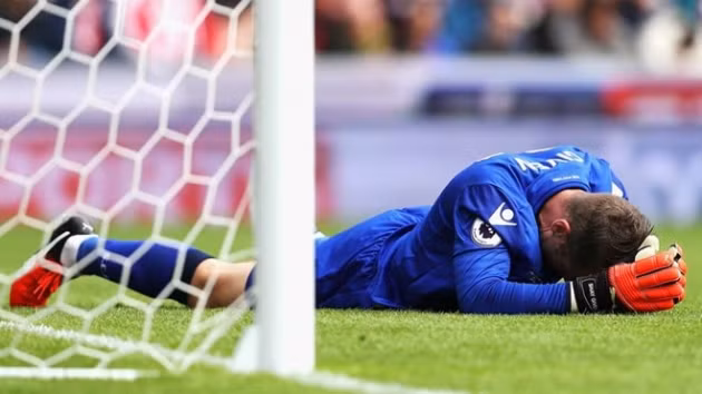 Đứng trong khung gỗ của đội hình tệ nhất vòng 2 Ngoại hạng Anh là thủ thành Shay Given của Stoke City. Chính những sai lầm của lão tướng này dẫn tới trận thua thảm hại 1-4 của đội chủ sân Britannia trước Man City.