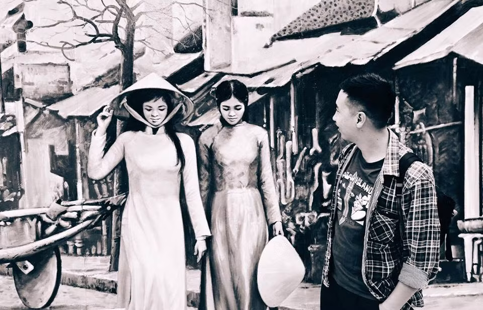 Người phụ nữ Hà Nội đoan trang trong tà áo dài và chiếc nón lá. Ảnh trong bài: Lê Minh Sơn.