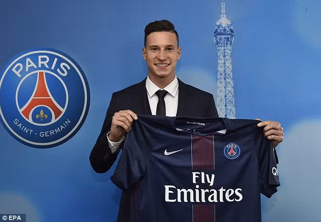 PSG không bán Draxler: Người đại diện của Julian Draxler, Roger Wittmann đã lên tiếng bác bỏ tin đồn PSG muốn bán tống bán thao ngôi sao người Đức ở mùa hè này. Ảnh: EPA