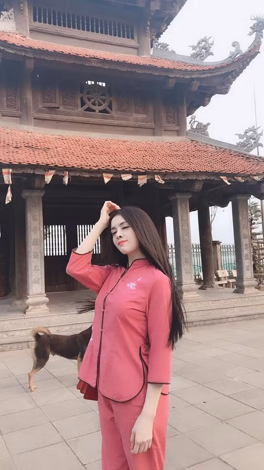 Sau đó, Thư Dung này lại bị đặt nghi vấn là 1 mắt xích trong đường dây bán dâm nghìn USD.
