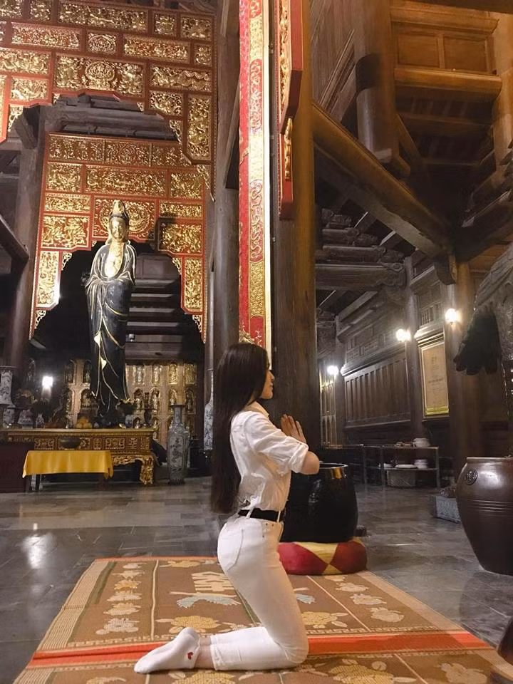 Đây cũng không phải lần đầu tiên Thư Dung làm lố khi đi lễ chùa. Hồi tháng 12 năm ngoái, cô nàng từng gây "choáng váng" khi khoe ảnh lạy Phật sám hối trong bộ đồ bó sát, với tư thế đầy gợi cảm.