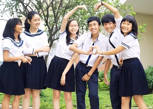 Trường Tư thục Việt Thanh (quận Tân Bình) và Trường Khai Minh (quận Tân Phú) đề ra quy định rất chi tiết về chuyện “cấm yêu đương trong trường” và từng có học sinh bị “cách ly” do “quan hệ trên mức tình bạn” vào tháng 9 năm 2013. Nội quy ghi rõ: "Quan hệ nam nữ phải trong sáng, không được tiếp xúc nơi bóng tối. Ngoài giờ học, nam nữ gặp nhau phải từ ba người trở lên. Sau 22 giờ, tất cả học sinh nam không được lên khu vực các tầng lầu".