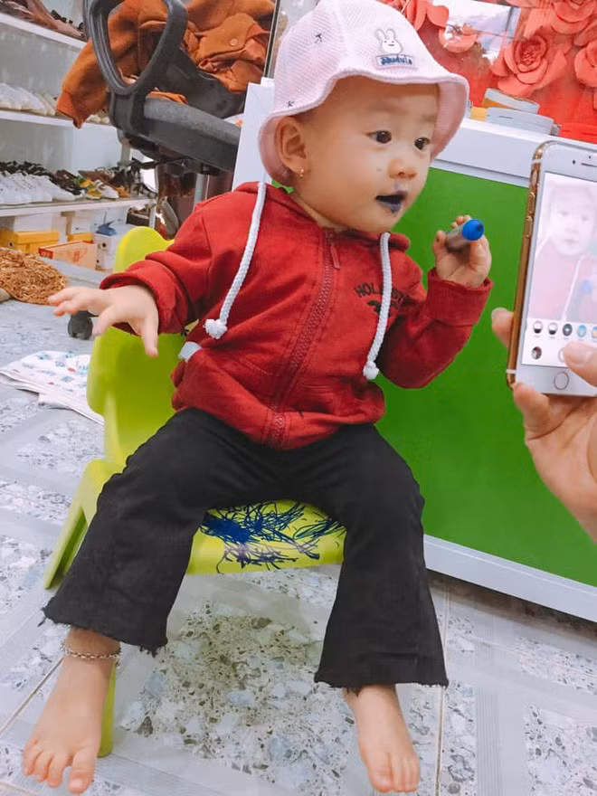 Thậm chí, nhiều lần bé Suri đã lấy son của mẹ ra nghịch rồi bôi khắp người nên mẹ L.N đã phải cất đi. Không có son là cô bé sẵn sàng lấy cả bút lông ra vẽ.