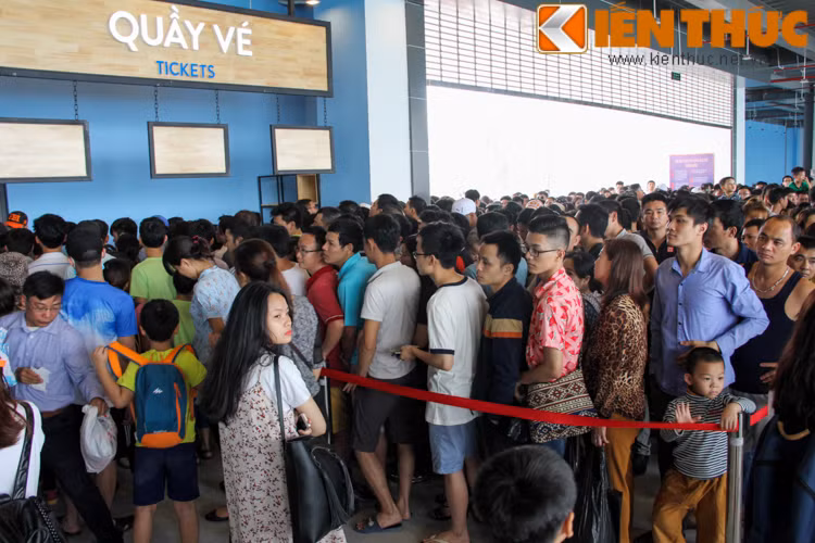 Sự việc tiếp theo khiến người dân bức xúc khi tới tham quan công trình bãi biển nhân tạo được xếp vào hàng hoành tráng nhất ĐNÁ đó là sự thiếu chuyên nghiệp của đơn vị quản lý.