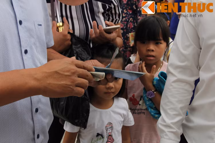 Vượt qua được “vòng gửi xe”, nhiều du khách lại tá hỏa khi biết phát hiện giá vé vào cửa ở đây hoàn toàn không khớp với những gì mà chủ đầu tư của công trình Khu du lịch quốc tế Tuần Châu Hà Nội cho đăng tải trên các phương tiện thông tin đại chúng cách đây vài ngày.