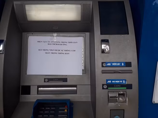 Việc này khiến cho hàng ngàn người dân, nhất là các công nhân và lao động nghèo chật vật, khổ sở hơn khi Tết sắp về.
