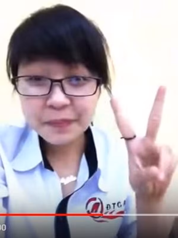 Nhiều cư dân mạng còn đặt ra nghi án Trâm Anh đã phẫu thuật thẩm mỹ để có được vẻ đẹp như hiện tại. Vì trong những bức ảnh cũ, có thể thấy rõ phần cánh mũi của hot girl World Cup này khá to và sống mũi cũng không được thẳng.