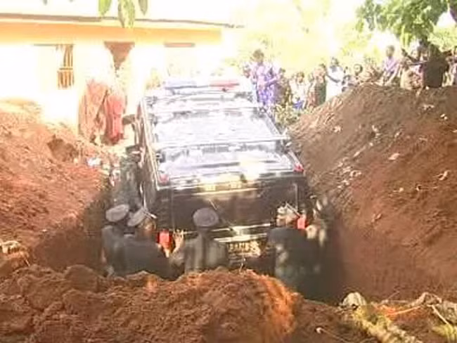 Một tỉ phú người Nigeria đã chôn cất mẹ mình bằng siêu xe Hummer SUV đắt giá thay cho một chiếc quan tài bình thường.