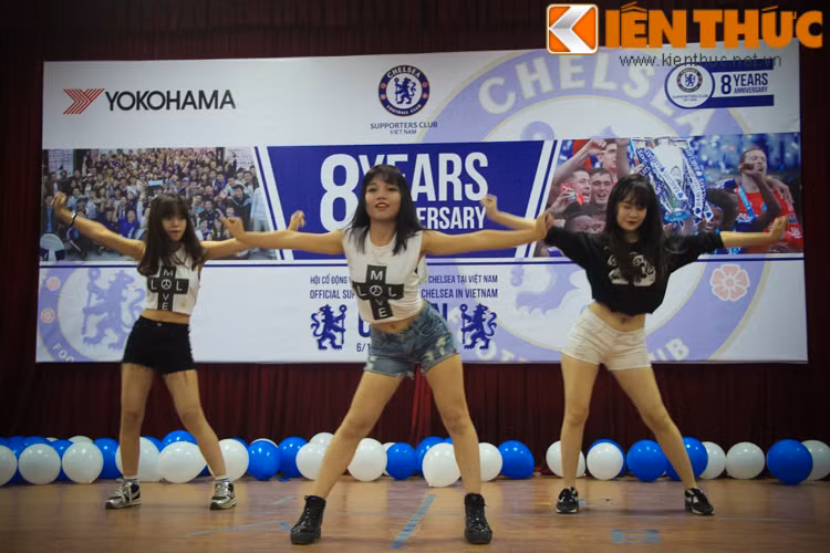 Để khuấy động phong trào trước giờ bóng lăn, các CĐV của Chelsea đã hòa nhịp vào những điệu nhảy hết sức sôi động và vô cùng nóng bỏng của các thành viên nữ.