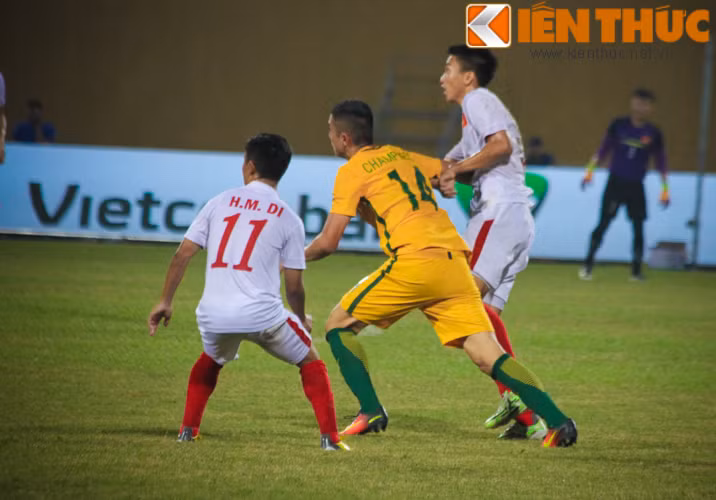 Trong những phút còn lại của 45 phút đầu tiên của trận bán kết, các cầu thủ U19 Việt Nam nhận liên tiếp 2 bàn thua và vẫn đến từ những pha bóng đập ban nhỏ của các cầu thủ U19 Australia.