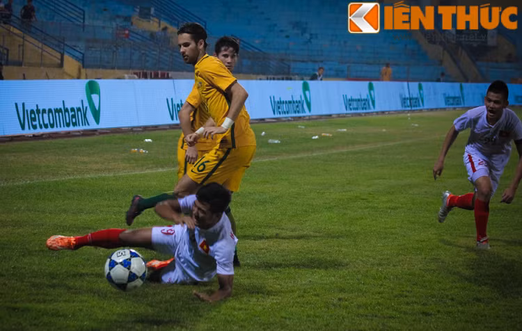 Trận bán kết giải U19 ĐNA 2016 giữa U19 Việt Nam và U19 Australia kết thúc với tỷ số 2-5. Đây là một trận đấu mà các cầu thủ Việt Nam thi đấu dưới sức và sai lầm trong chiến thuật khiến họ phải chịu thất bại cay đắng.