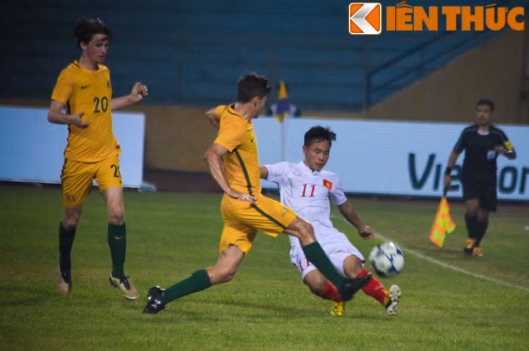 Biết người biết ta nên HLV Hoàng Anh Tuấn của U19 Việt Nam nhập cuộc hết sức thận trọng. Tuy nhiên, những đánh giá của giới chuyên môn đã đúng khi những phút đầu của trận đấu U19 Australia đã nắm thế trận. Mặc dù có thể hình tốt hơn nhưng các cầu thủ đến từ xứ sở Kangaroo lại chơi lối bóng ngắn khiến các cầu thủ Việt Nam bị bất ngờ.