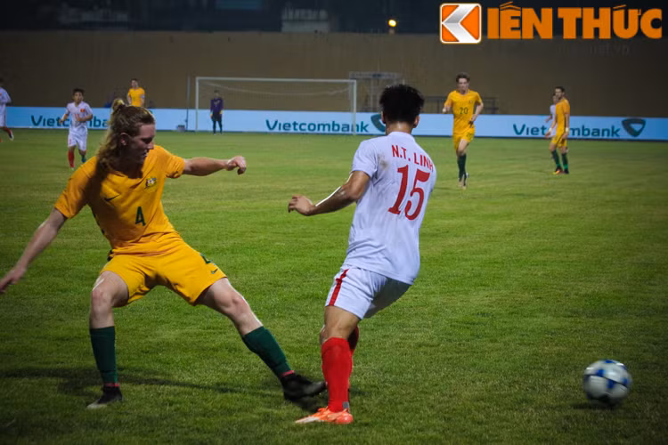 Ít phút sau, hy vọng nhen nhóm với các cầu thủ U19 Việt Nam khi họ được hưởng pha đá 11m sau khi các cầu thủ U19 Australia vụng về phạm lỗi với Tiến Linh. Trên chấm phạt đền Hà Đức Chinh đã rút ngắn tỷ số xuống 2-4 cho đoàn quân của HLV Hoàng Anh Tuấn.