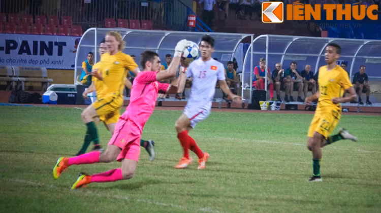 Chiều 22/9 trên SVĐ Hàng Đẫy, ĐT U19 Việt Nam đã bước vào trận đấu bán kết giải U19 ĐNA với đối thủ là U19 Australia. Trước trận, NHM và giới chuyên môn đều đánh giá đây là một cuộc tranh tài không cân sức khi các cầu thủ Việt Nam bị đánh giá về chuyên môn cũng như hình thể kém hơn đối thủ rất nhiều.