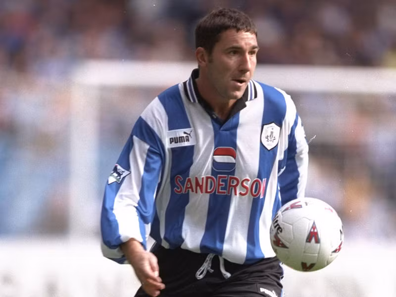 David Hirst là một cầu thủ đến từ CLB Sheffield Wednesday. Ngày 16/9/1996, Hirst đã tung ra cú dứt điểm trái phá về phía khung thành Arsenal tại sân Highbury từ khoảng cách gần 20m. Tình huống này bóng dội xà ngang đi ra ngoài, vận tốc đo được lên tới 182,5 km/h.
