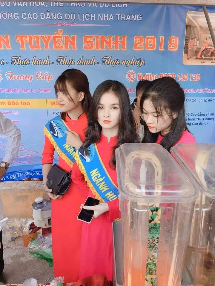 Theo tìm hiểu, nữ sinh 9X xinh đẹp xuất hiện trong clip đó có tên là Hồng Đoan, hiện đang là sinh viên năm thứ 2 Trường Cao đẳng Du lịch Nha Trang.