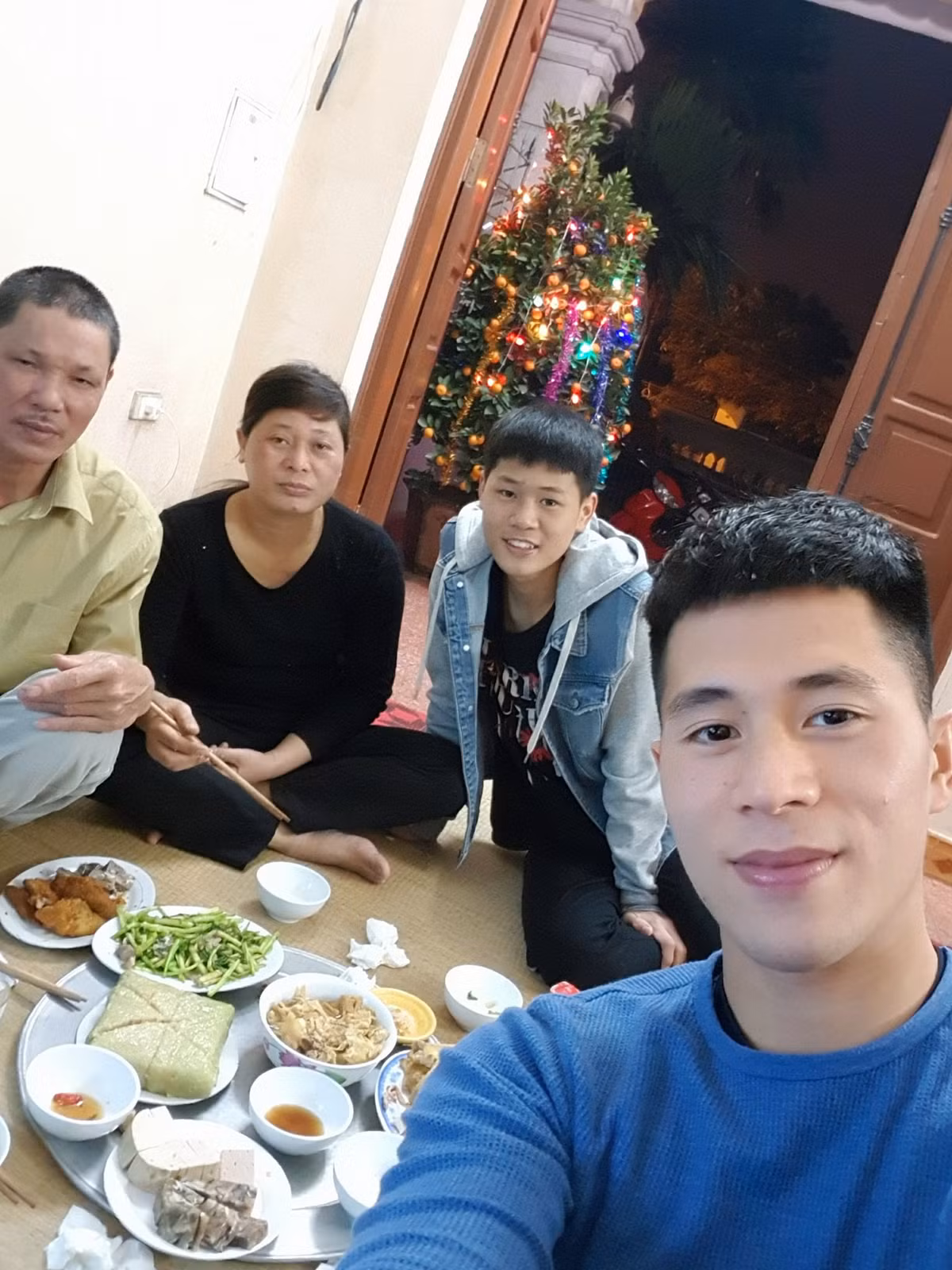 Đình Trọng có một mùa xuân ấm áp bên gia đình.