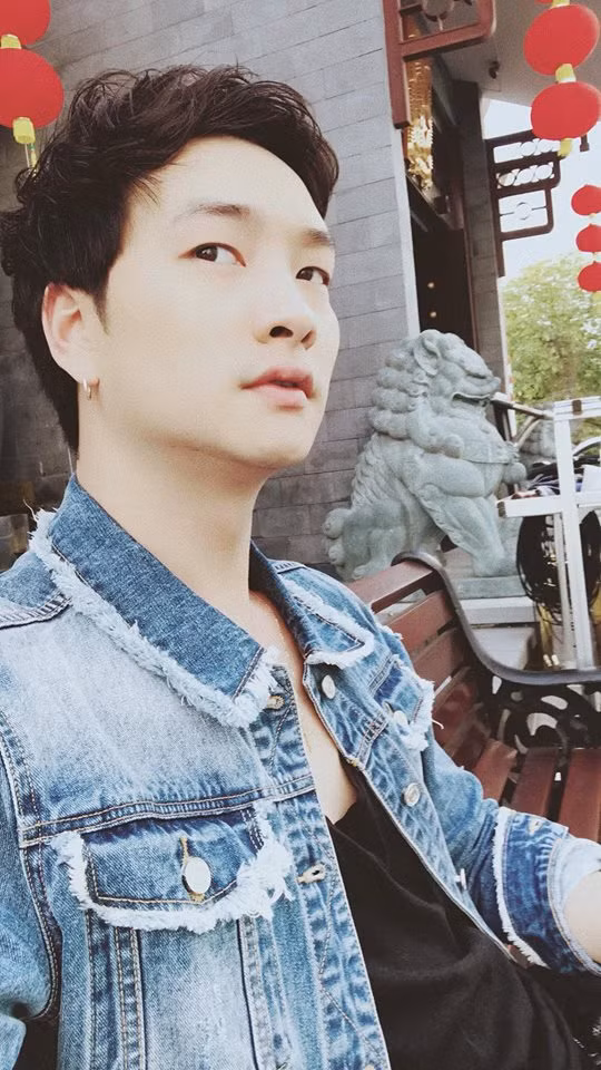 Chính Trọng Lân cũng từng chia sẻ với PV Kiến Thức rằng: "Nhiều lúc em đi chơi, ra đường nhiều người nói tiếng Hàn Quốc hoặc tiếng Anh với em. Em tếu táo trả lời: "Nổ tiếng Việt đi", mọi người mới ớ người anh là người Việt Nam à".