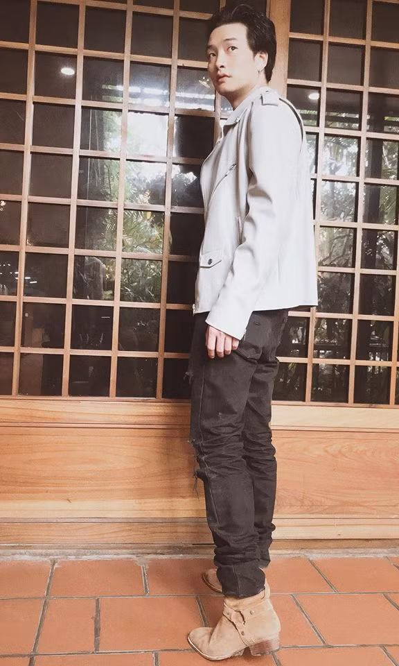 Có thể thấy, phong cách đời thường của Trọng Lân không khác nhiều với style "công tử" của nhân vật Phong Cấn, mang đậm chất Hàn Quốc của nam diễn viên này.