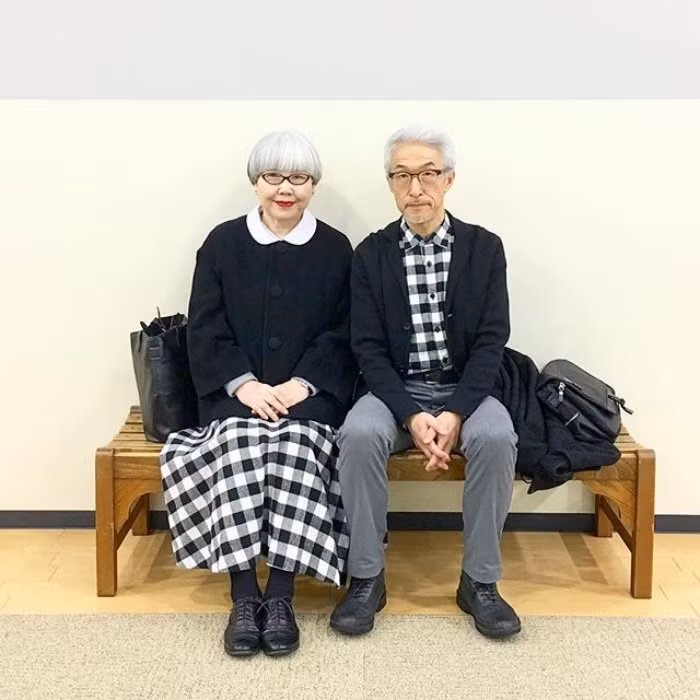 Theo tìm hiểu của cư dân mạng, cặp đôi ông bà anh này hiện đang sống tại Kyoto, Nhật Bản và đã kết hôn với nhau được 37 năm. Trong suốt gần 40 năm chung sống bên nhau, họ luôn thể hiện tình cảm trong từng bức ảnh và đặc biệt hơn là gu thời trang đồ đôi của họ được nhiều người chú ý tới.