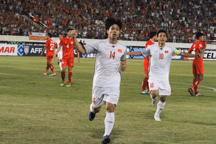 Đặc biệt trong chiến thắng đầu tiên của đội tuyển Việt Nam tại AFF Suzuki Cup 2018, Công Phượng là người được nhắc tới nhiều nhất với bàn thắng mở tỷ số từ cú cứa lòng góc phải cực đẹp.
