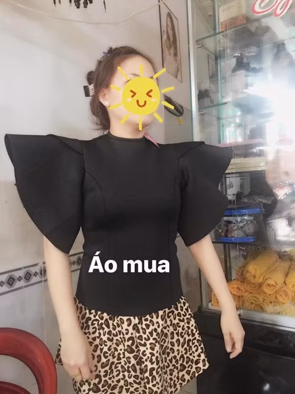 Ngoài việc chiếc áo này cũng màu đen thì lớp vải dày thiếu tinh tế, điểm nhấn là tay áo thì xòe một cách khó hiểu, khi mặc lên người nhìn chẳng khác gì đôi cánh của một con dơi đang chuẩn bị bay cả.