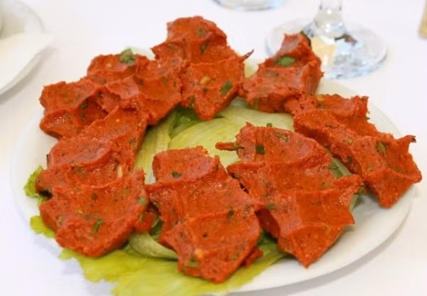 Cig Kofte (Thổ Nhĩ Kỳ / Armenia): Cig Kofte có công thức gần tương tự với Kibbeh Nayyeh nhưng hiếm khi ăn cùng bánh mì. Đó là cách thưởng thức món ăn phổ biến tại Thổ Nhĩ Kỳ và Armenia.