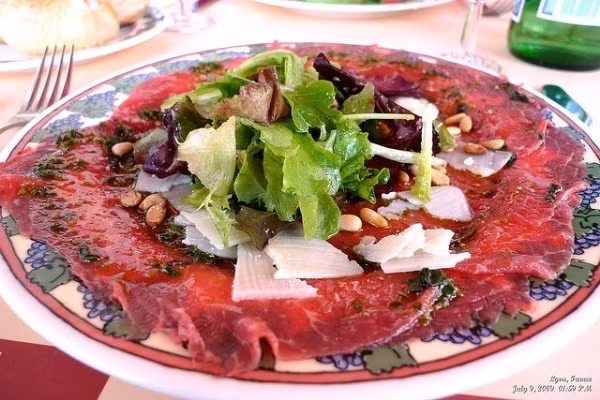 Thịt bò Carpaccio (Italy): Món ăn nổi tiếng nước Ý được đặt tên theo tên họa sĩ Venetian Vittore Carpaccio, người nổi tiếng với việc sử dụng tông màu đỏ và trắng trong các tác phẩm của mình. Thực vậy, khi nhìn vào món ăn, bất cứ ai cũng có thể thấy sự nổi bật của màu đỏ từ thịt bò và màu trắng của các loại rau ăn kèm.