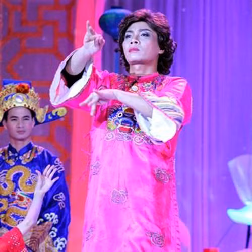 Năm 2012, "Cô Đẩu" vẫn tận dụng lại chiếc áo của ba năm trước, chỉ kiểu tóc được tạo hình già dặn hơn - nhuộm đen, uốn xoăn và bới thấp về sau.