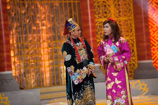 Năm 2014, "Cô Đẩu" vẫn giữ nguyên mái tóc xoăn nhẹ và băng đô nơ đỏ như năm trước đó. Tuy nhiên phần phục trang được thay đổi đa dạng, từ áo dài thêu hoa bướm.