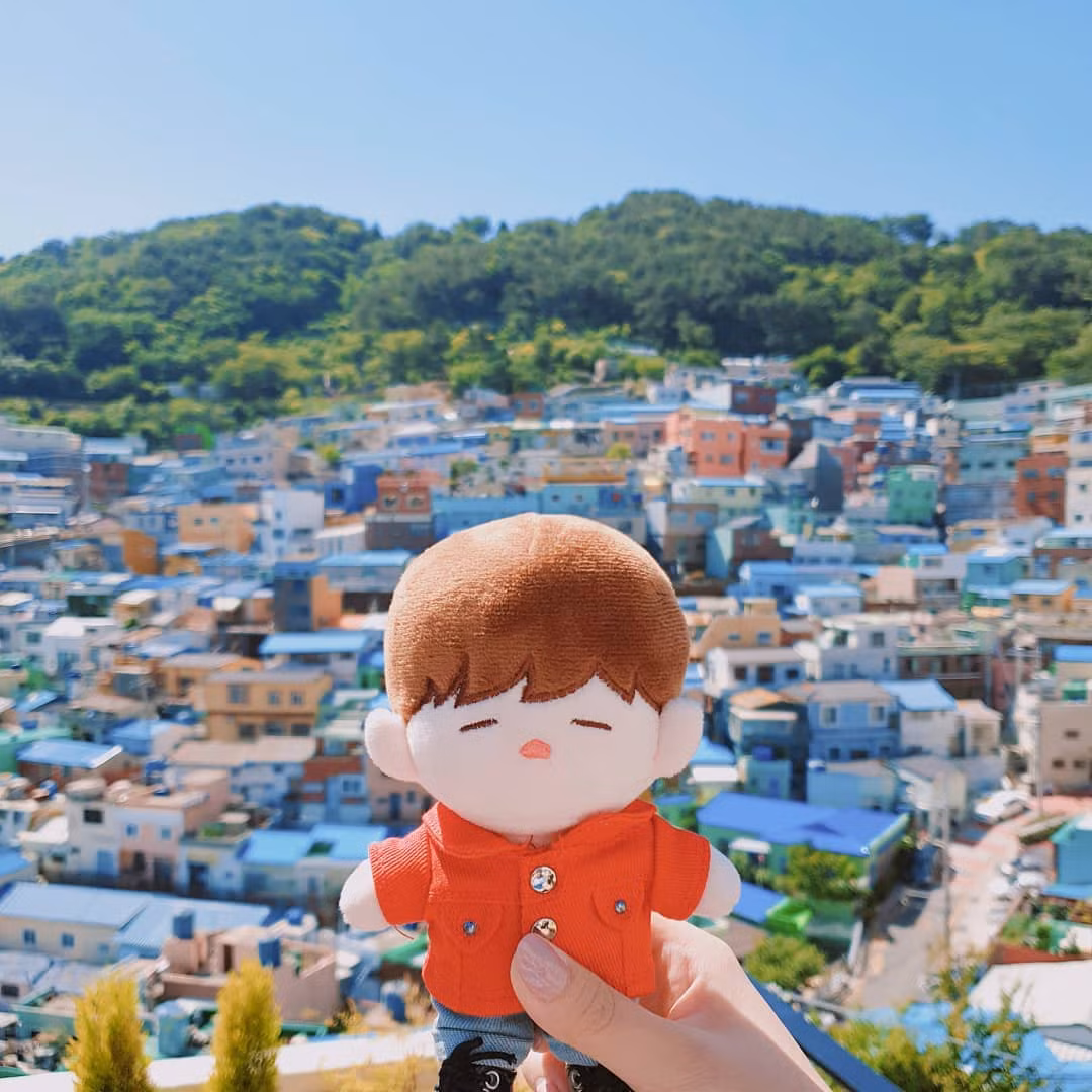 Nhiều năm gần đây, sau khi được chính quyền Busan tu sửa và làm mới lại, ngôi làng Gamcheon bỗng trở thành điểm check-in hot và được du khách khắp nơi với kiến trúc đặc biệt.