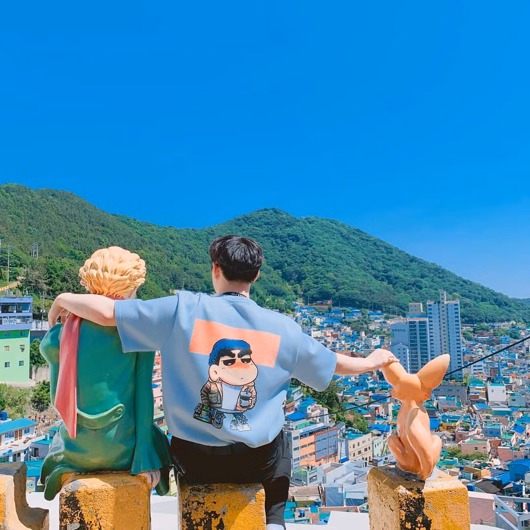 Bên cạnh những ngôi nhà để ở, nhiều công trình ở đây được chuyển đổi sang phòng trưng bày nghệ thuật, nhà hàng, quầy lưu niệm, quán cà phê để phục vụ du khách tham quan.