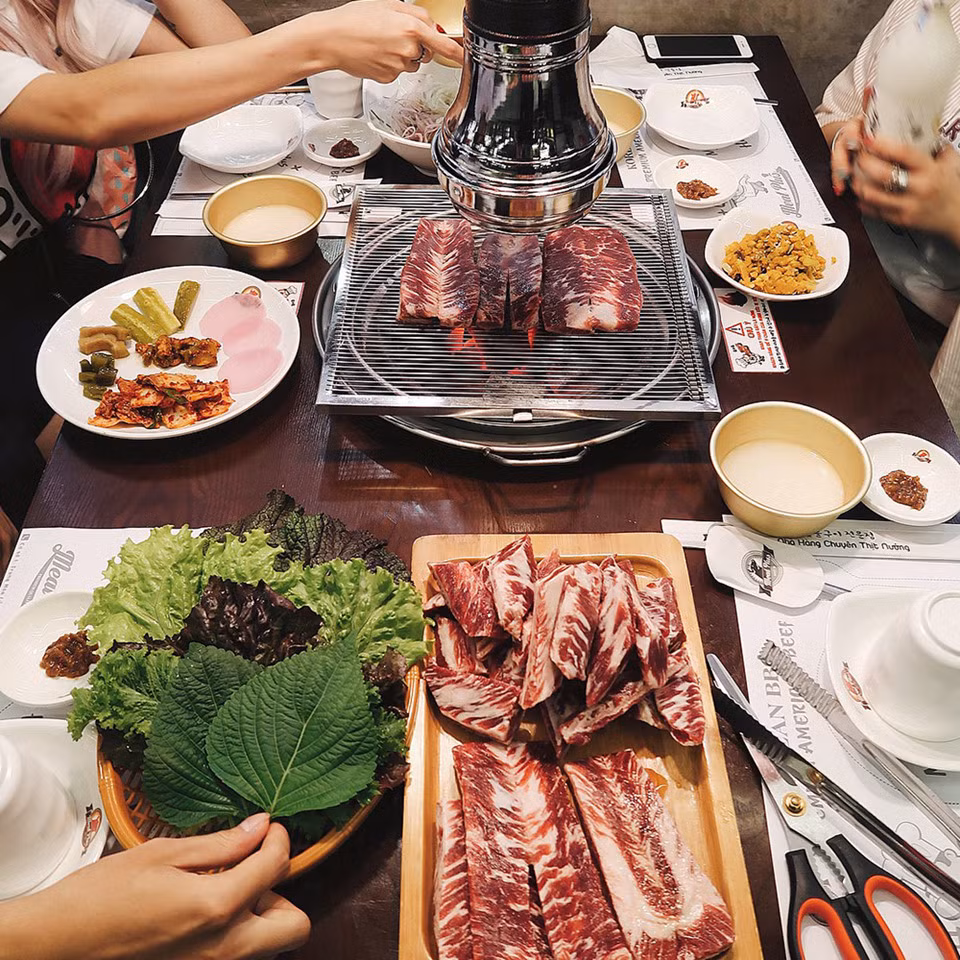 Nướng không khói: Nếu mê mẩn các món nướng nhưng lo ngại quần áo sẽ dễ bị ám mùi thực phẩm, bạn hãy chọn một bữa ăn với kiểu nướng không khói. Không gian sang trọng, yên tĩnh, đồ ăn hấp dẫn, đây sẽ là địa điểm lý tưởng để bạn vừa thưởng thức vừa check-in, sống ảo. Ảnh: Ninheating.