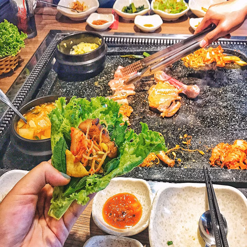 Nướng bàn đá: Bước ra từ những bộ phim Hàn Quốc yêu thích của giới trẻ, bàn đá nướng đầy ắp ú ụ đồ ăn với lửa cháy vui mắt dễ dàng lấy lòng các tín đồ ẩm thực. Ưu điểm của kiểu nướng này giúp bạn không mất công lật qua lật lại quá nhiều những miếng thịt tươi ngon, to bản xì xèo chín, hương vị ngọt mềm, giòn tan. Ảnh: Hanwichz.