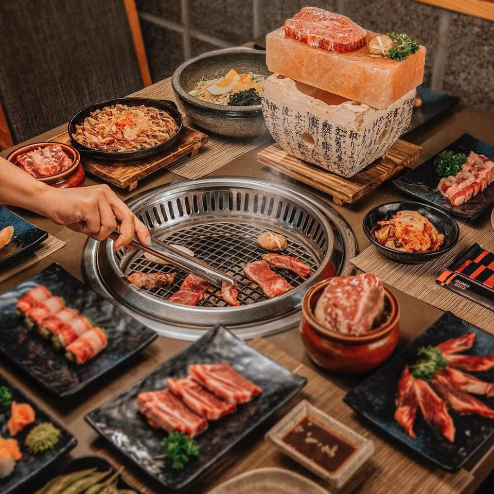 Nướng bếp than: Những ngày đông giá lạnh, cùng gia đình quây quần bên bếp than ấm áp, thưởng thức đồ nướng sẽ là một gợi ý tuyệt vời dành cho bạn. Kiểu nướng than được sử dụng rộng rãi từ quán ăn vỉa hè đến nhà hàng sang trọng với giá cả phải chăng. Vì vậy, món ăn này rất được giới trẻ Hà thành yêu thích. Ảnh: Tonyptvn.