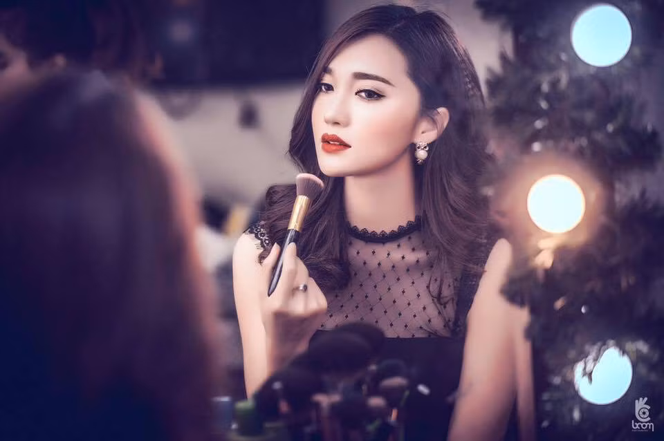 Giữa năm 2017, hot girl Nghệ An lại tiếp tục đăng kí thi tuyển và tại vòng online Hoa hậu Hoàn vũ Việt Nam 2017 và luôn nằm trong dẫn đầu top ảnh online. Cụ thể, Ngọc Nữ đã có tới 3.500 lượt chia sẻ, 4.500 bình luận và 17 nghìn lượt yêu thích cho bức ảnh của mình.