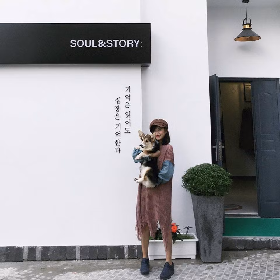 Nằm nép mình trong một con hẻm nhỏ đường Hải Thượng, cửa hàng thời trang Soul&amp;Story bỗng nhiên được chú ý sau khi Instagram xuất hiện nhiều bức ảnh "sống ảo" trước bức tường trắng ở đây.
