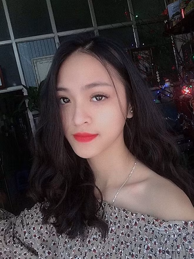 Mới đây dân mạng chia sẻ ảnh nữ sinh được cho là sở hữu nhiều nét giống với gương mặt của "chị Huệ - Thu Quỳnh trong bộ phim được đông đảo khán giả quan tâm tới bộ phim Về Nhà Đi Con . Dưới bài đăng, nhiều người dành lời khen ngợi cho cô gái xinh đẹp này.