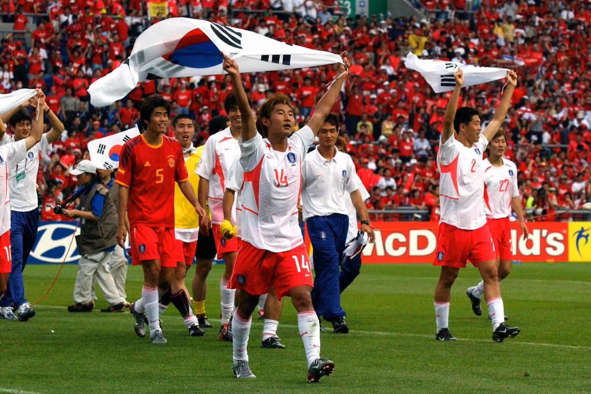 World Cup 2002 cũng chứng kiến thêm một câu chuyện thần kỳ khác mang tên Hàn Quốc. Đội bóng châu Á thể hiện uy thế của đội chủ nhà khi đánh bại 2 đại diện châu Âu là Ba Lan và Bồ Đào Nha ở vòng bảng. Ở lượt trận cuối họ cầm hòa Mỹ và ung dung bước vào vòng 1/16 với vị trí nhì bàng.