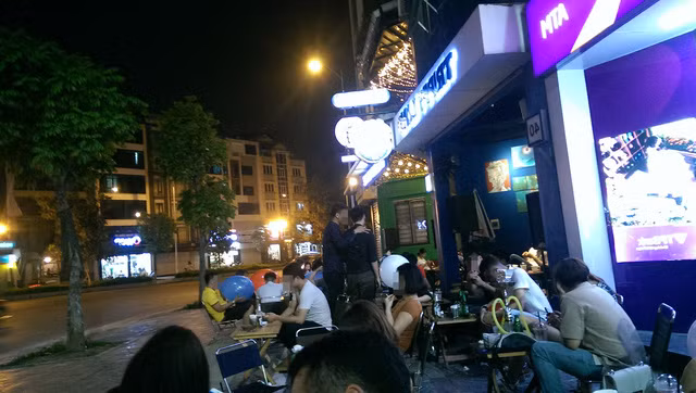 Nickname Hoang Mai Thuy chia sẻ: "Cuối tuần lên các con phố lớn, nhìn các bạn trẻ miệng thì thổi bóng, đầu thì lắc lư nhìn bễ quá. Mà còn ngang nhiên sử dụng chất kích thích giữa đường, giữa phố nữa. Chẳng hiểu trong mắt bạn bè quốc tế, giới trẻ Việt Nam đang làm gì?"