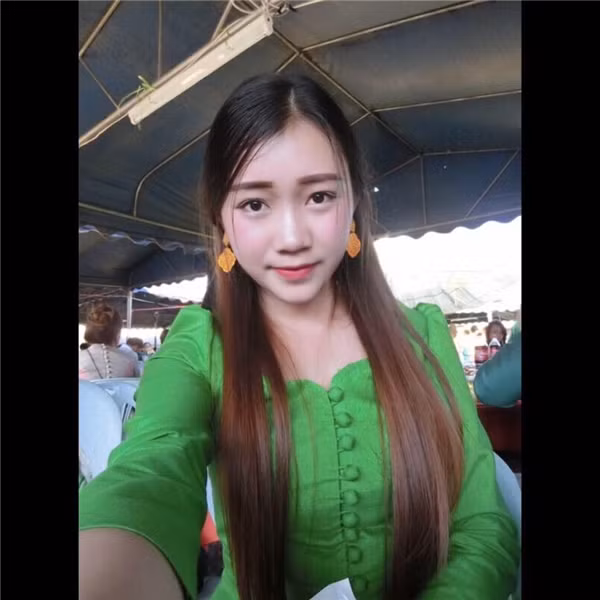 Nữ sinh người Lào giải thích lý do chọn ĐH Tây Bắc: "Mình sang Việt Nam học vì muốn tìm hiểu học hỏi thêm văn hóa Việt, muốn gắn kết tình anh em Việt-Lào. Trong thời gian học tiếng Việt, mình nhận ra điểm khó nhất của ngôn ngữ này là sự phong phú và đa dạng của nó. Tuy nhiên khi học được rồi thì thấy rất hay và ý nghĩa".
