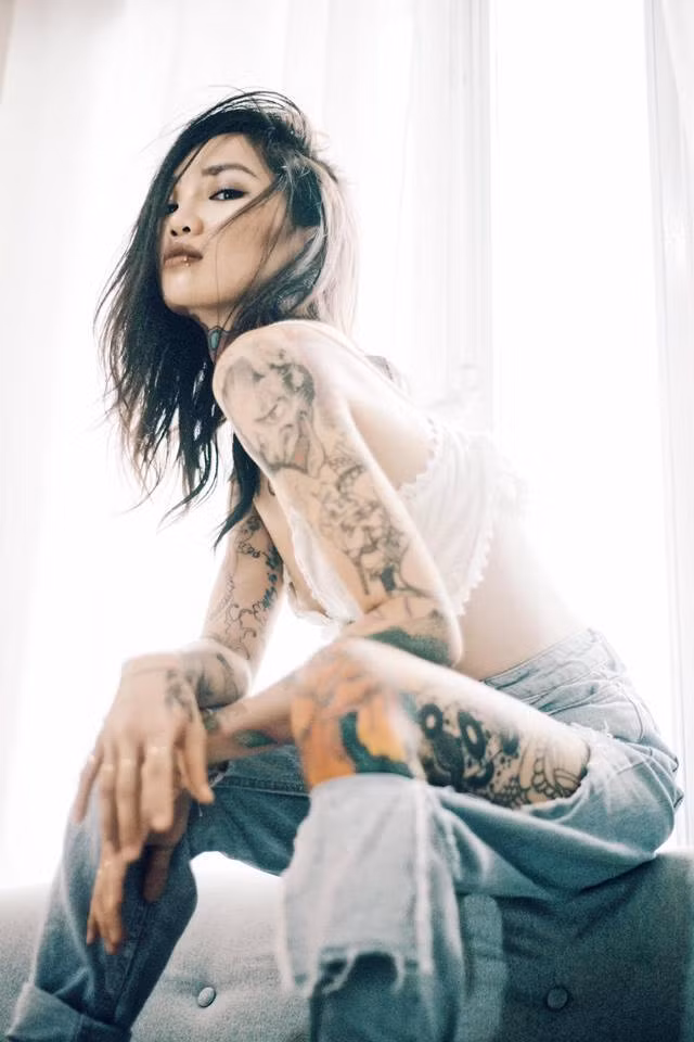 Có chút bất cần, có chút bụi bặm nhưng vẫn toát lên vẻ cực ngầu của cô nàng thợ xăm nổi tiếng Hà thành.