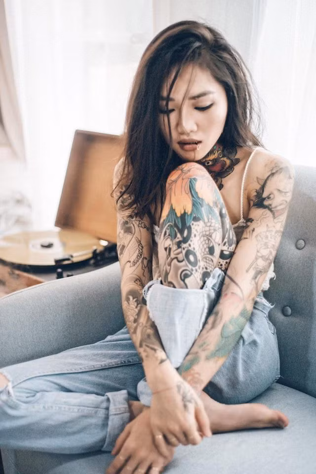 Tuy nhiên khi Ngọc Anh xuất hiện trong bức ảnh một bà mẹ với rất nhiều hình xăm trên cơ thể ân cần vừa cho con bú vừa lau rửa cho bé, đã khiến rất nhiều người phải chú ý.
